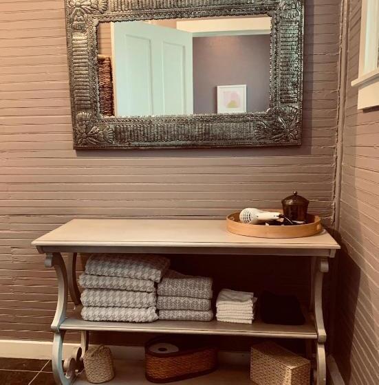 جناح, The Downtown Abbey