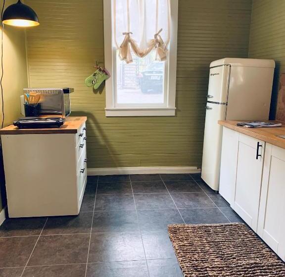 جناح, The Downtown Abbey