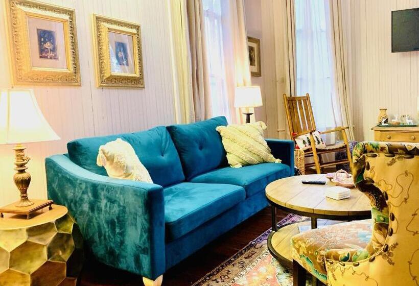 جناح غرفتين نوم, The Downtown Abbey