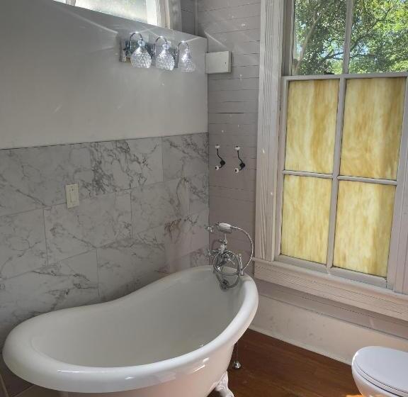 침실 2개 스위트, The Downtown Abbey