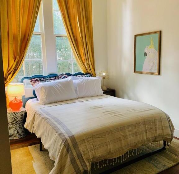 جناح, The Downtown Abbey