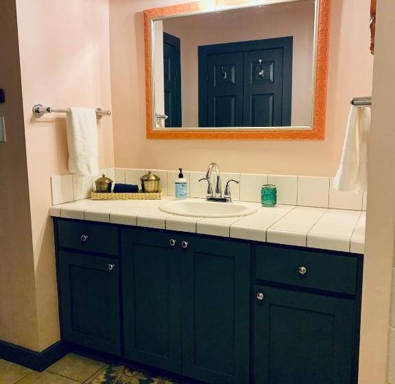 Апартаменты 3 Спальни, The Downtown Abbey