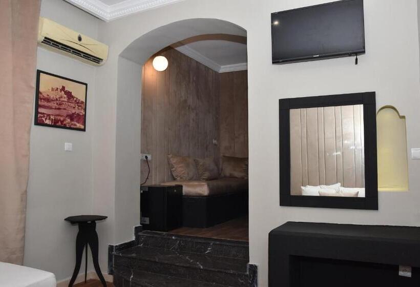 اتاق استاندارد سه نفره, Cadé