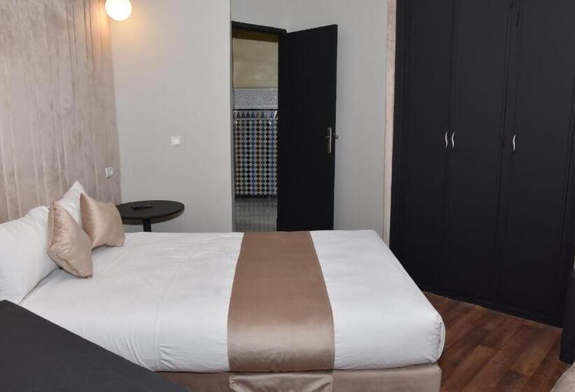 اتاق استاندارد سه نفره, Cadé