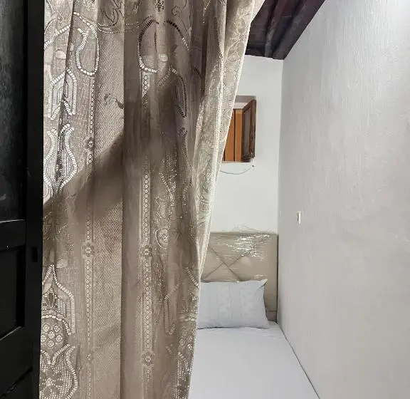 Economy Yhden Hengen Huone, Dar Yamna