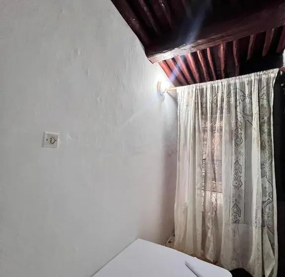 Economy Yhden Hengen Huone, Dar Yamna
