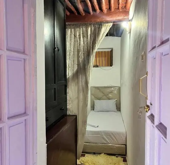 Economy Yhden Hengen Huone, Dar Yamna
