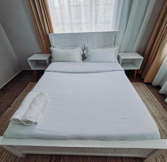 اتاق استاندارد چهار تخته, Robins Den