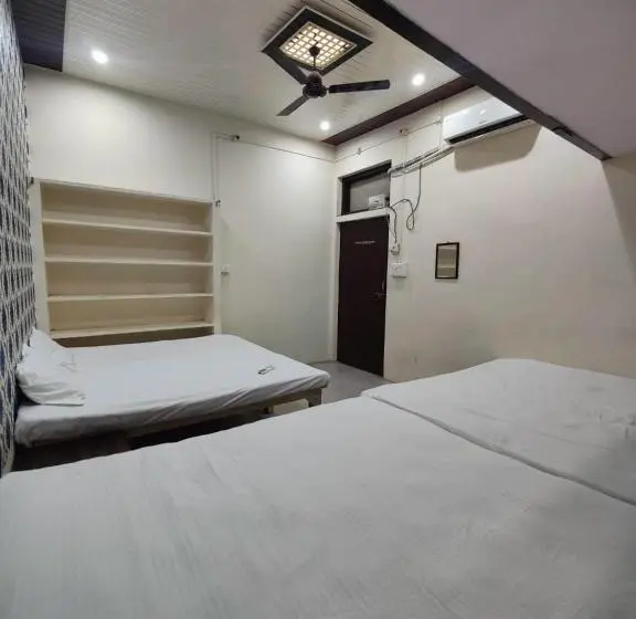 コンフォートトリプルルーム, Sitaram P Guest House