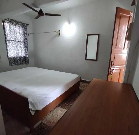 トリプルクラシックルーム, Spot On Nandu Hotels And Motels