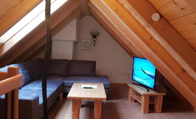2 Bedroom Apartment with Views, Bioferienhof Brückler