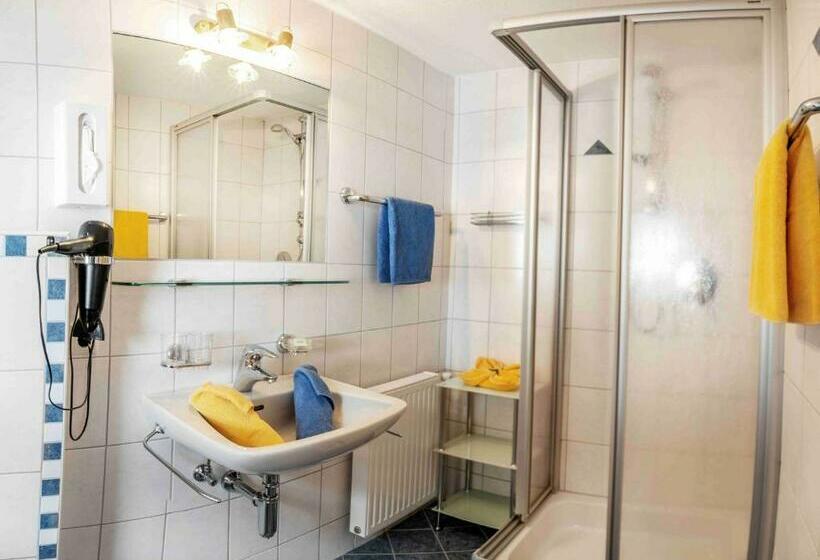 غرفة عائلية مطلّة علي الجبل, Wiesenhof