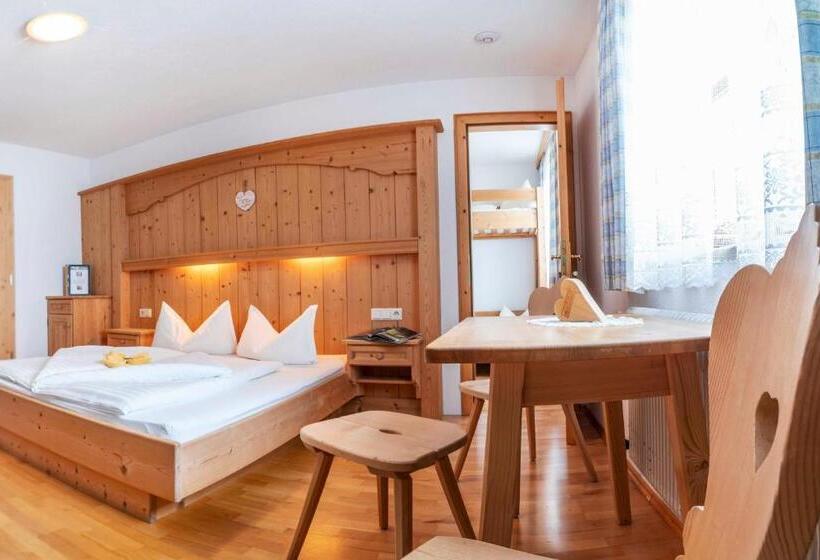 غرفة عائلية مطلّة علي الجبل, Wiesenhof