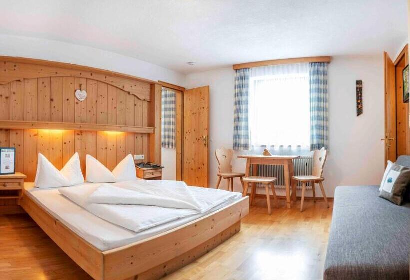 غرفة عائلية مطلّة علي الجبل, Wiesenhof