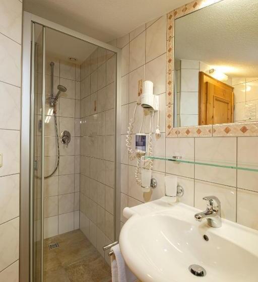 חדר משפחתי, Garni Dias