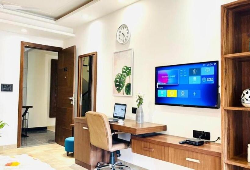 Standard Studio with Balcony, Bluo Studio3 Dlf Cybercity   Balcony, Gym Tt, Lift