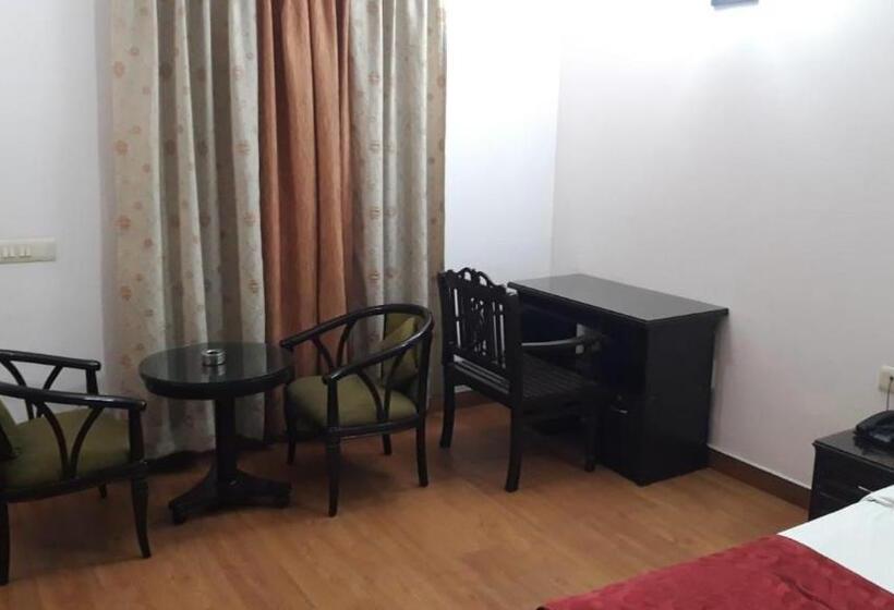 חדר דלוקס, Divine Admire Opp Gurudwara Sahib In Taimoor Nagar Friends Colony