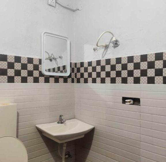 Трехместный Номер Классика, Oyo Navarang Boarding And Lodging