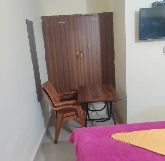 三人经典房间, Oyo Navarang Boarding And Lodging