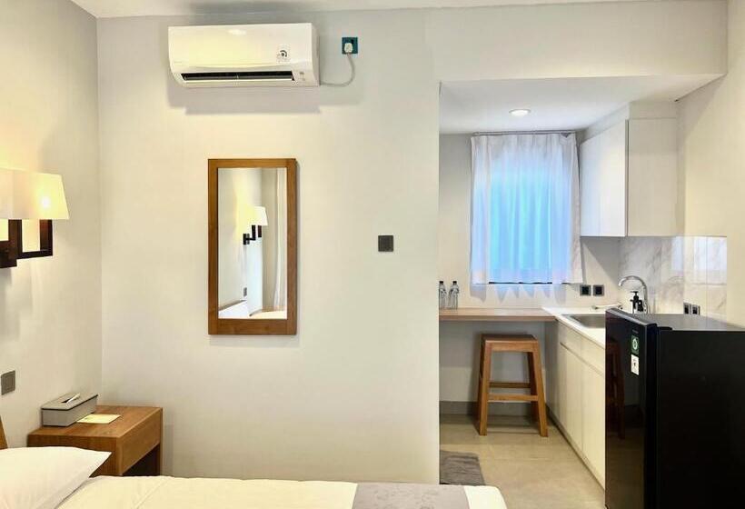 חדר דלוקס, Charlie Guest House