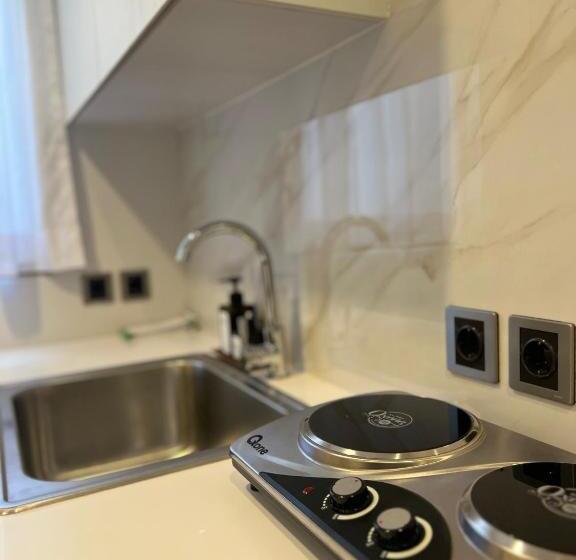 חדר דלוקס, Charlie Guest House