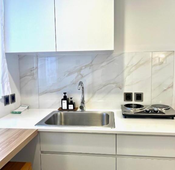 חדר דלוקס, Charlie Guest House