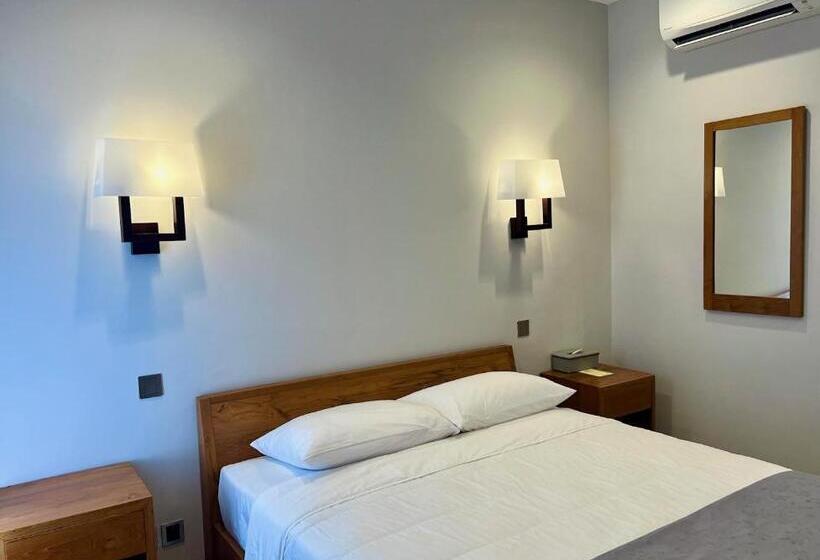 חדר דלוקס, Charlie Guest House