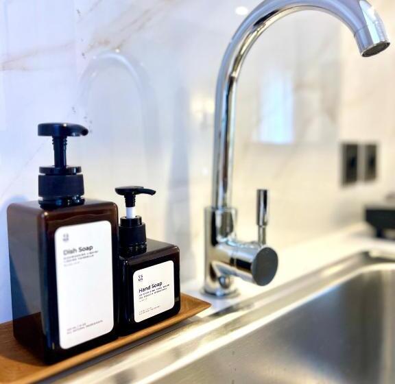 חדר דלוקס, Charlie Guest House