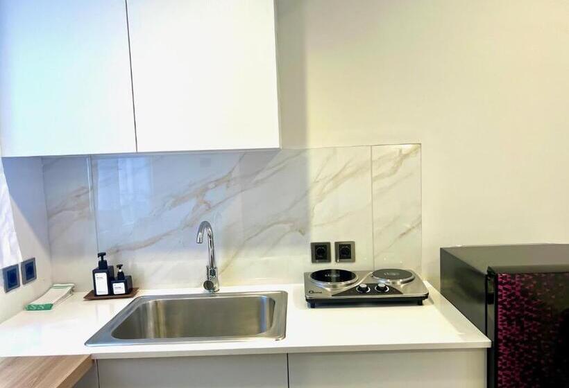 חדר דלוקס, Charlie Guest House