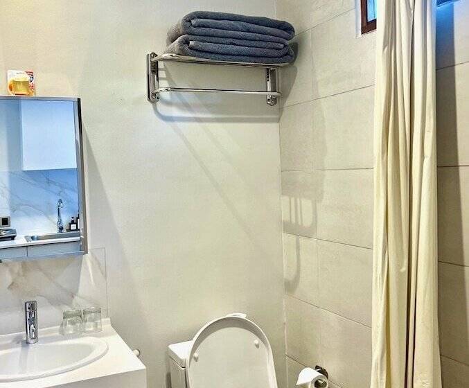 חדר דלוקס, Charlie Guest House