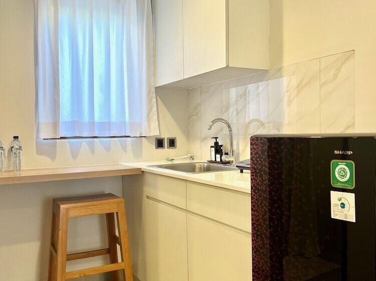 חדר דלוקס, Charlie Guest House