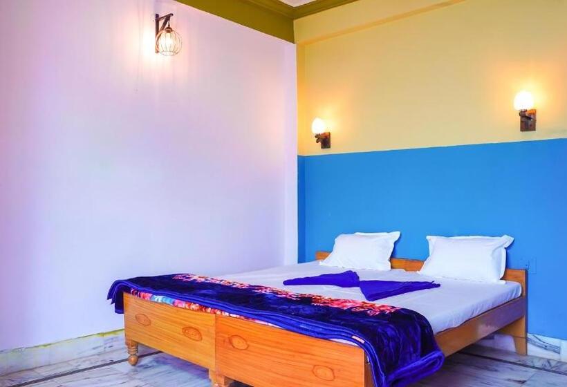 اتاق لوکس, 12 Monks Hostel Pushkar