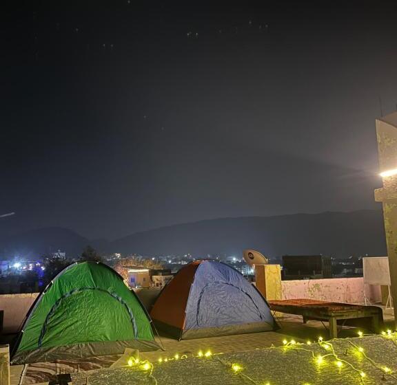 چادر با خدمات رفاهی استاندارد, 12 Monks Hostel Pushkar
