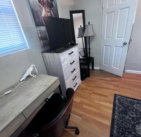 ルームシェアのワンベッド, Cozy And Comfortable