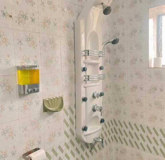 스위트 킹사이즈 침대, Honeydew Suites By Goaround Homes