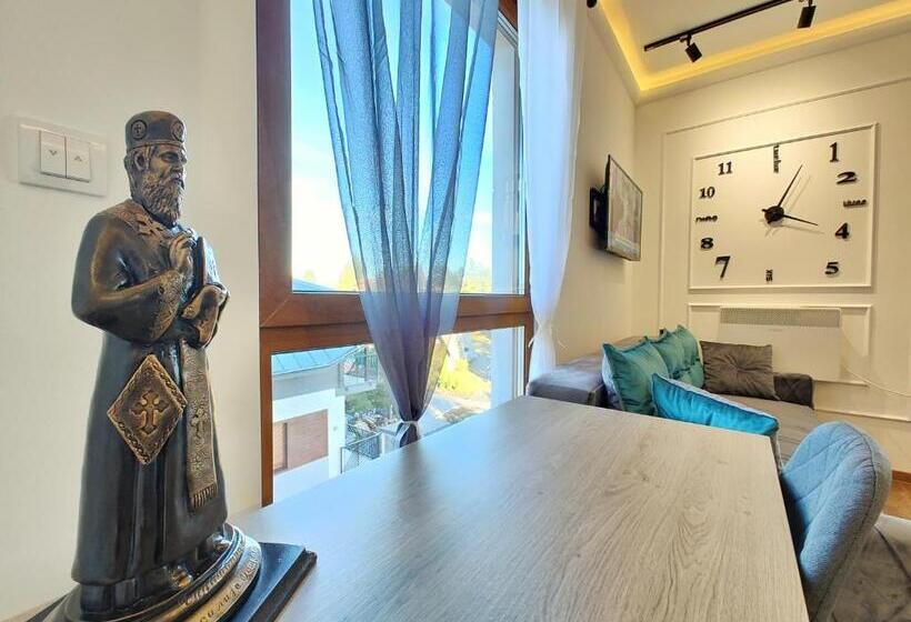 استودیوی لوکس, Velika Recepcija Cc Magnet