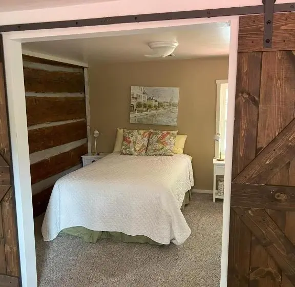 ３ベッドルームハウス, Charming Farmhouse On Working Red Haven Farm