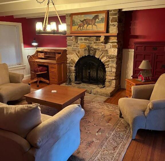 침실 3개 주택, Charming Farmhouse On Working Red Haven Farm