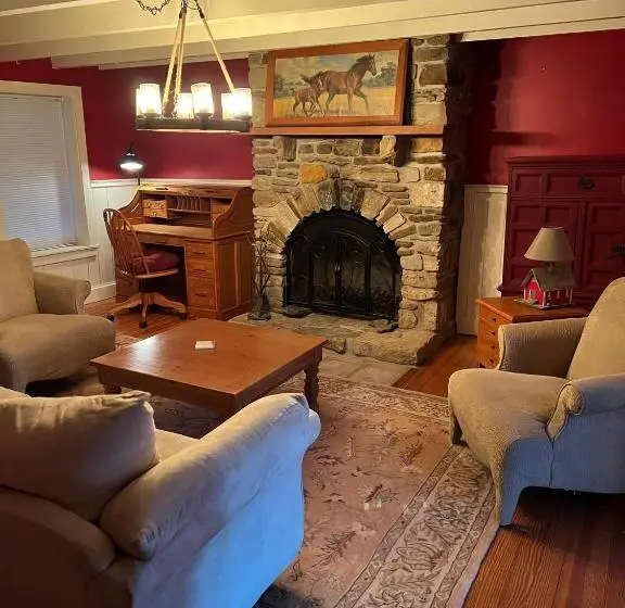 ３ベッドルームハウス, Charming Farmhouse On Working Red Haven Farm