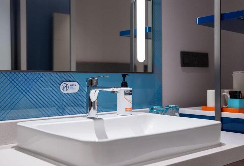 스탠다드 룸 킹사이즈 침대, Holiday Inn Express Shanghai Hongqiao Necc, An Ihg