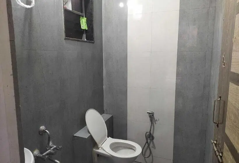 Classic Kolmen Hengen Huone, Oyo Hotel Md Grand Ac Rooms