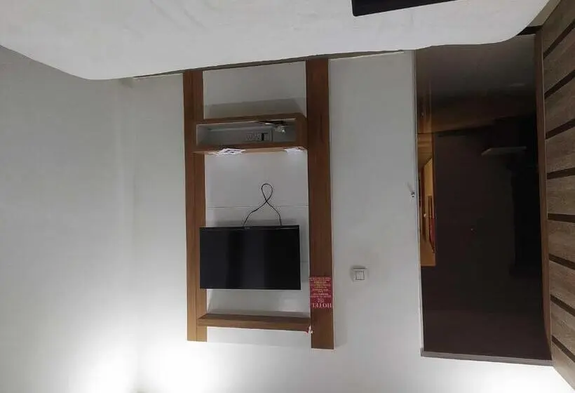 Classic Kolmen Hengen Huone, Oyo Hotel Md Grand Ac Rooms