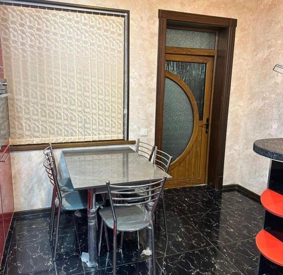 اتاق استاندارد چهارنفره با سرویس بهداشتی مشترک, Palm Hostel