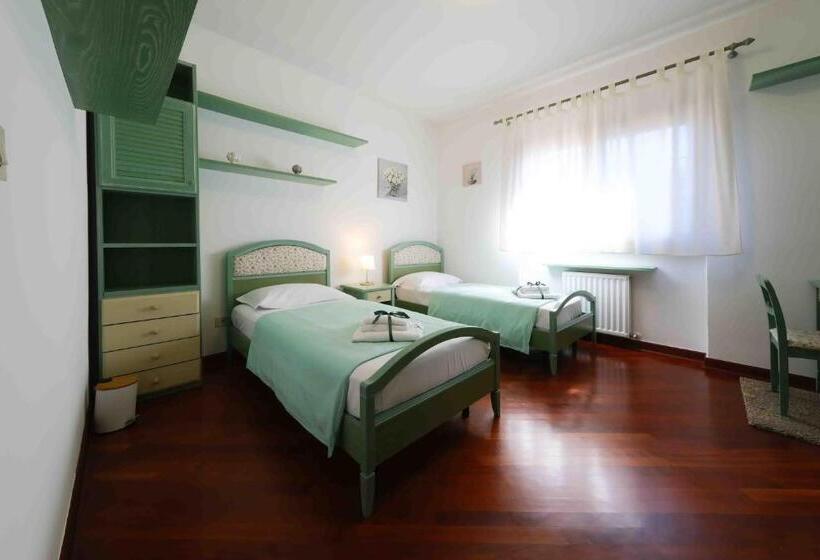 اتاق استاندارد با سرویس بهداشتی مشترک, Chiarelli House