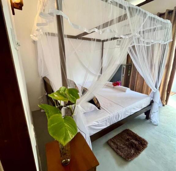 Standard Room, Sham Surf House  Madiha