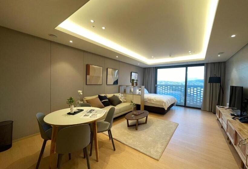 اتاق استاندارد, The Community A By City College