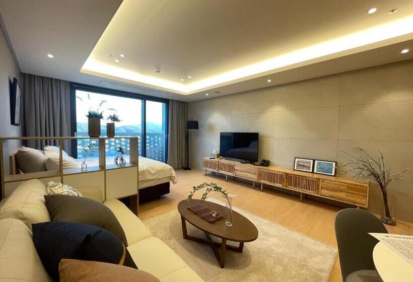 اتاق استاندارد, The Community A By City College