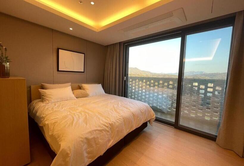 اتاق استاندارد, The Community A By City College