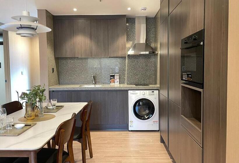 اتاق لوکس, The Community A By City College