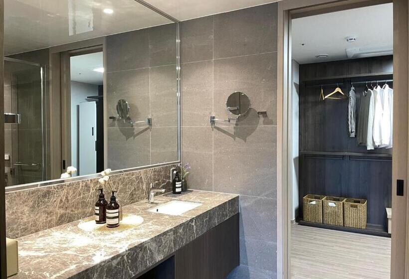 اتاق لوکس, The Community A By City College